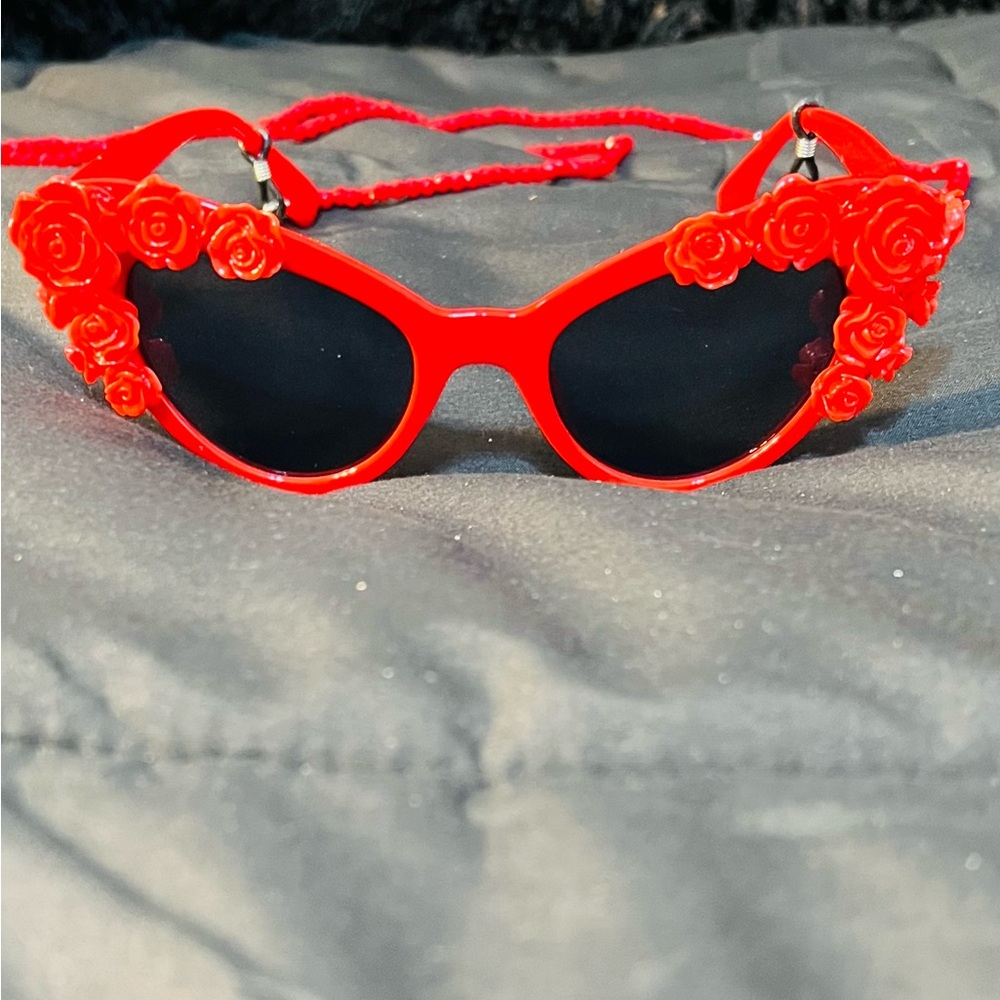 Cat Eye Floral Detail Sunglasses w/Chain